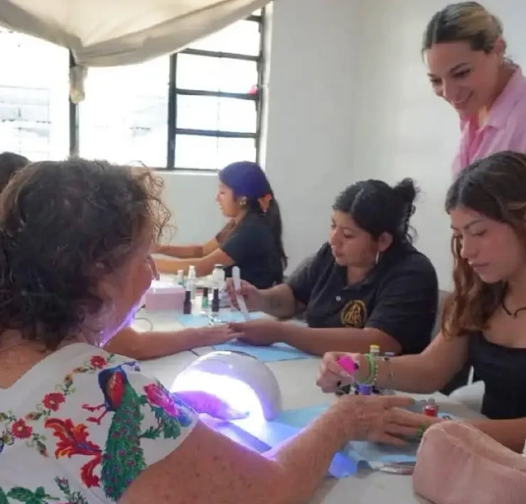 Servicios gratuitos a las familias una jornada de cuidado personal en Mérida