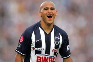 Humberto “Chupete” Suazo se convirtió en ídolo de Monterrey gracias a sus goles y actuaciones que lo colocaron entre los grandes delanteros en la historia de Rayados.