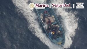 La Secretaría de Marina aseguró 46 bultos con aproximadamente mil 268 kilogramos de presunta cocaína frente a las costas de Oaxaca, durante un operativo coordinado con la Guardia Costera de Estados Unidos.