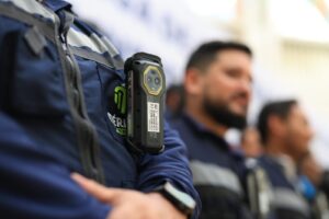 Las bodycams permiten documentar las actuaciones del personal municipal mediante grabación de video, geolocalización y resguardo seguro de evidencias digitales, fortaleciendo el seguimiento y la transparencia durante las labores de inspección.