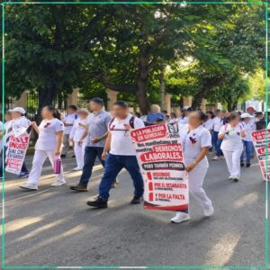 Trabajadores del IMSS marchan en Mérida para exigir mejores salarios, pensiones dignas, medicamentos e insumos médicos. También protestan contra su dirigente sindical.