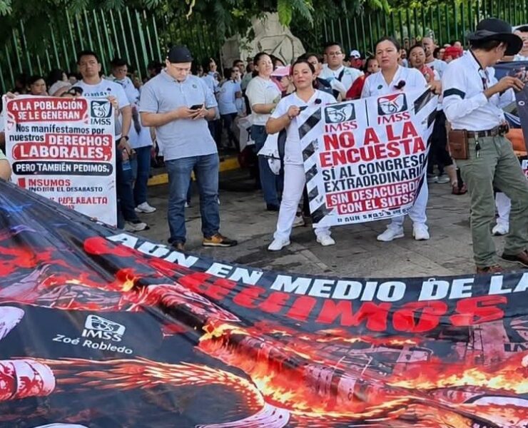 Trabajadores del IMSS salen a las calles para exigir salarios dignos y medicamentos