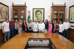 El Gobierno del Renacimiento Maya y UNICEF impulsan estrategias de alimentación saludable mediante las unidades Nutrimóvil, donde estudiantes de primaria aprenden a preparar alimentos nutritivos y adoptar hábitos saludables.