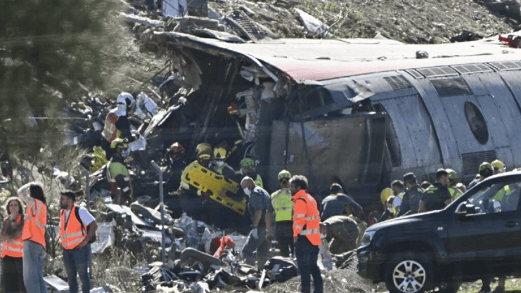 Vagones destruidos y escenas de desesperación