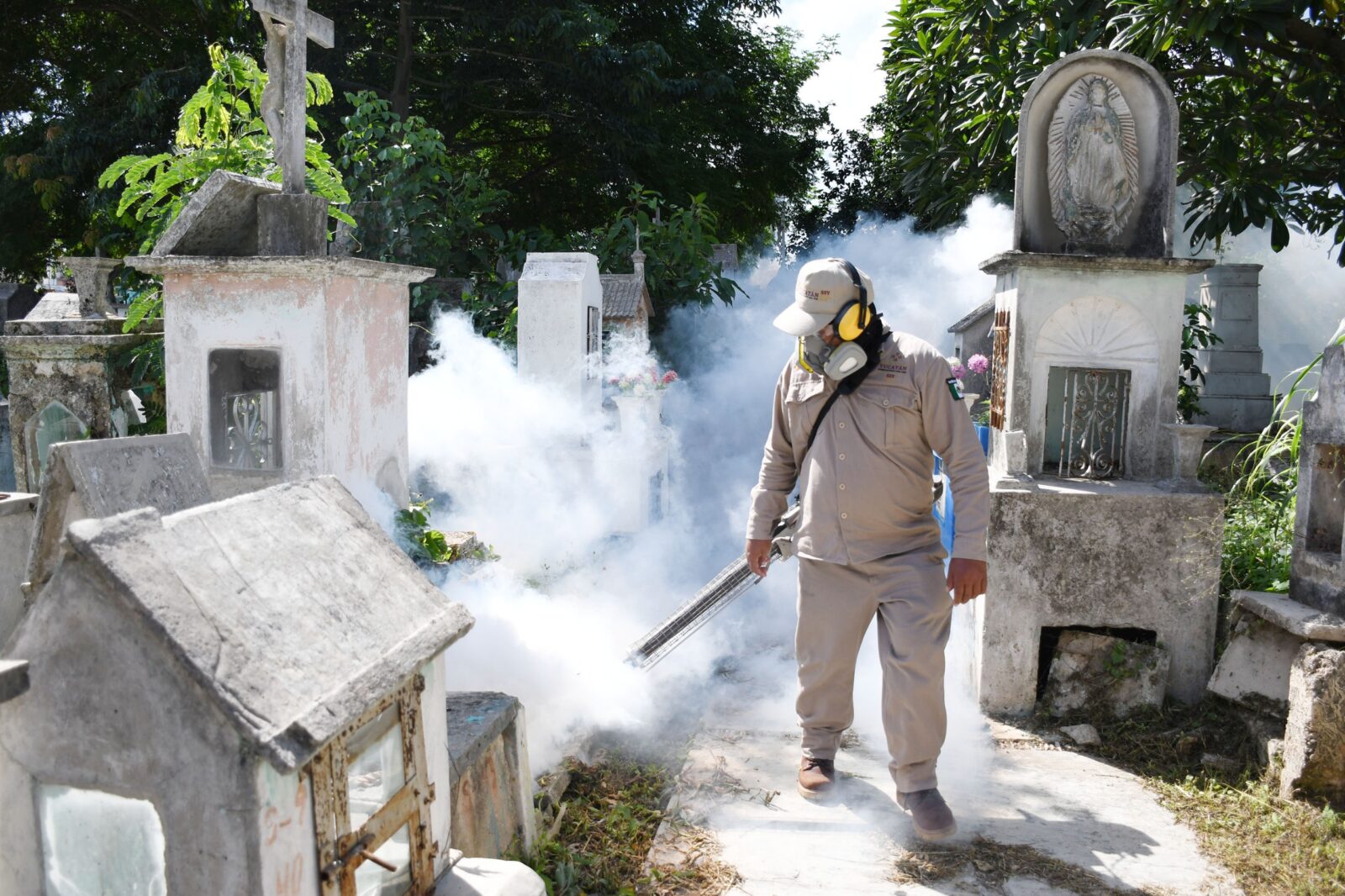 Yucatán refuerza las labores de fumigación en panteones ante las celebraciones del Día de los Fieles Difuntos