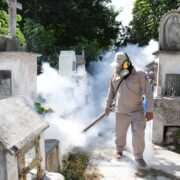 Yucatán refuerza las labores de fumigación en panteones ante las celebraciones del Día de los Fieles Difuntos