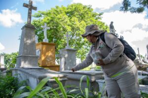 Personal de Vectores realiza las labores para reducir la presencia de mosquitos transmisores de enfermedades y proteger a las familias que visitan estos espacios.