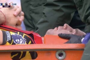 El portero argentino Emiliano Martínez recibió atención médica de emergencia tras el fuerte impacto con Jarrad Branthwaite, en una acción que generó preocupación durante el encuentro de la Premier League.