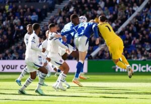 Emiliano Martínez sufrió una fractura de mandíbula tras un fuerte choque durante el partido entre Chelsea y Everton, por lo que tuvo que ser retirado del terreno de juego en camilla.
