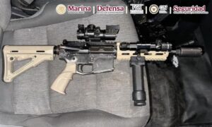 Armas largas aseguradas por fuerzas federales durante el operativo en Zapopan, Jalisco, donde detuvieron a un presunto generador de violencia vinculado con investigaciones por homicidio y asociación delictuosa.
