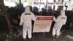 Operativo contra la producción de drogas sintéticas. Las autoridades aseguraron 4,500 litros de precursores químicos, 2,902 kilogramos de sustancias sólidas y equipo utilizado para la elaboración de narcóticos en Durango.