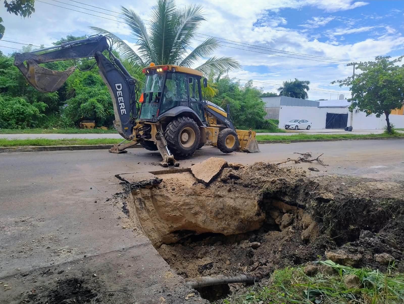 ¡Alerta vial! Realizan trabajos por desfondamientos en avenida Universidad de Chetumal
