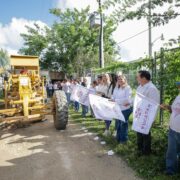 ¡Después de 50 años! Don Antonio verá arreglada su calle en Conkal