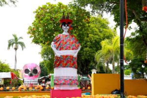Instalan más de 15 figuras monumentales para el arranque del Festival de las Ánimas 2026