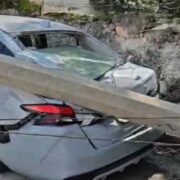 ¡Impactante! Poste de CFE cae sobre automóvil estacionado en Chuburná