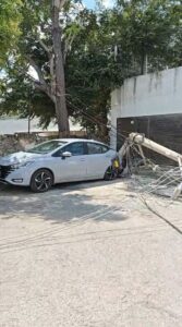 Poste de CFE colapsa sobre un automóvil en Chuburná