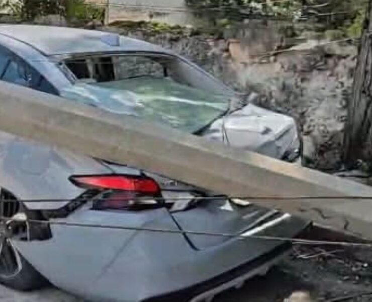 ¡Impactante! Poste de CFE cae sobre automóvil estacionado en Chuburná