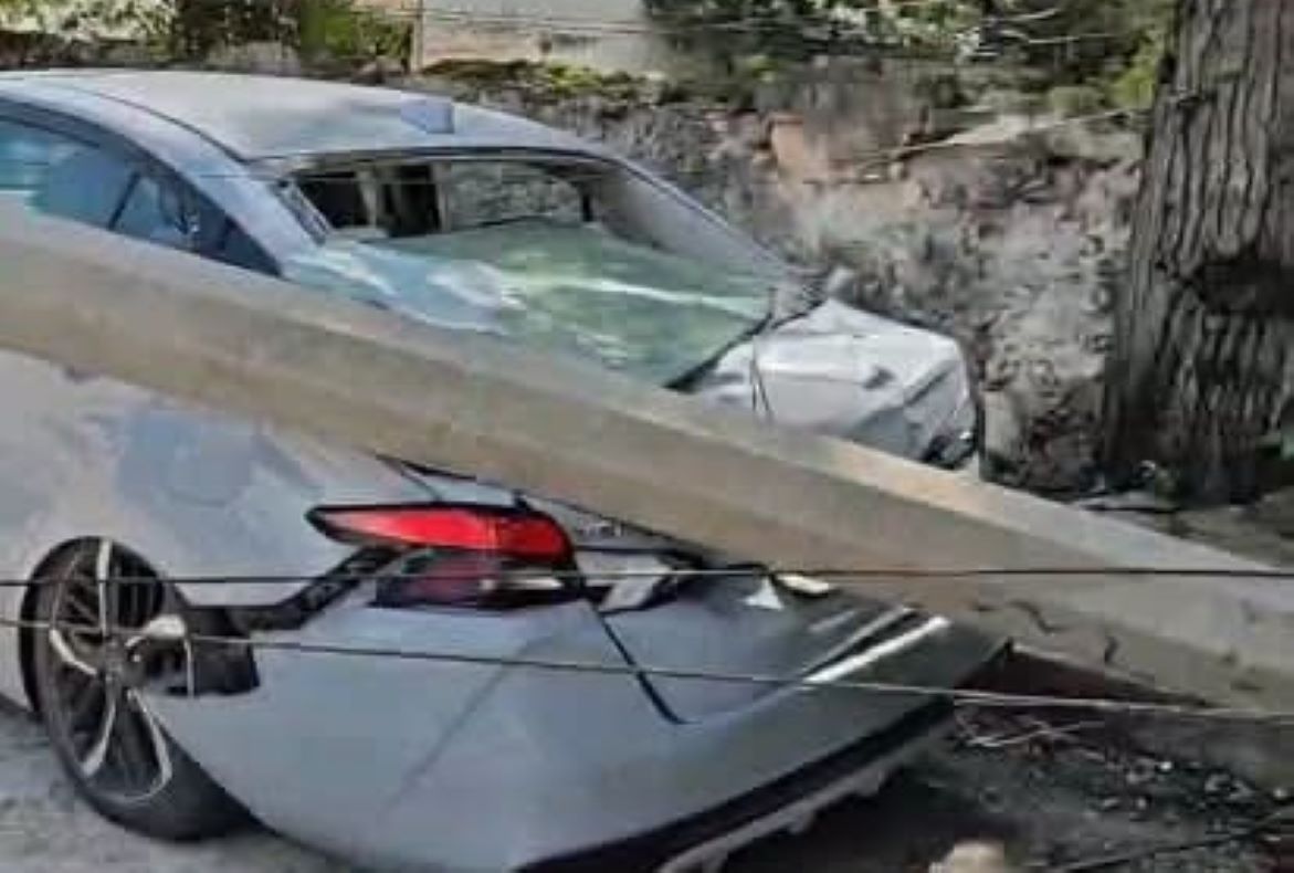 ¡Impactante! Poste de CFE cae sobre automóvil estacionado en Chuburná